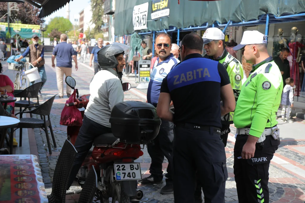 Belediye ve emniyetten motosikletlere yakın markaj | Edirne Ahval Gazetesi WhatsApp Image 2025 04 25 at 10.06.07 AM 2 20250425130106318 | Edirne Ahval Gazetesi