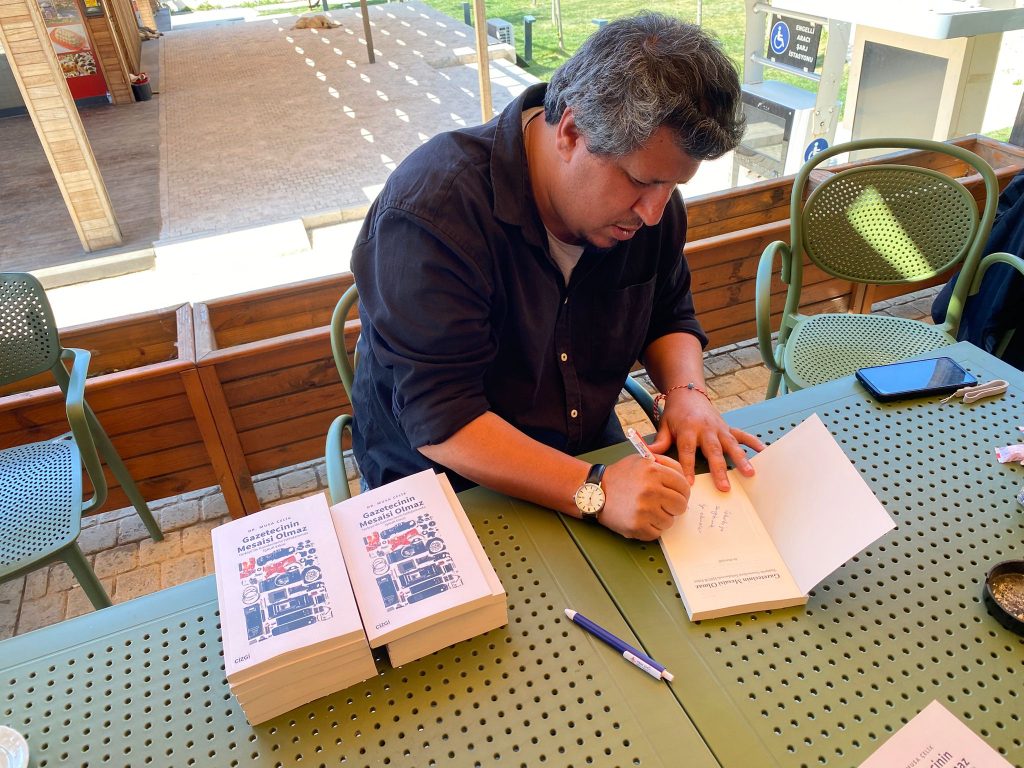 Kitabını Edirne basınına ithaf etti | Edirne Ahval Gazetesi WhatsApp Image 2025 05 06 at 15.03.48 | Edirne Ahval Gazetesi