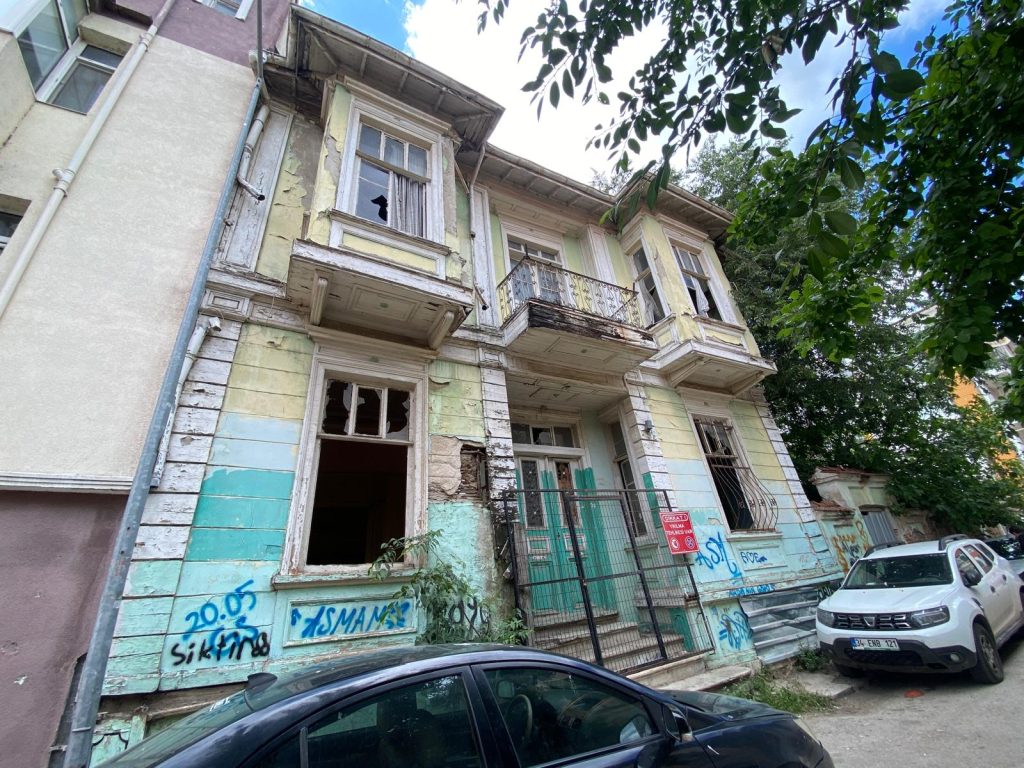 Tarihi cemevi konağı kaderine terk edildi | Edirne Ahval Gazetesi WhatsApp Image 2025 05 20 at 17.27.49 | Edirne Ahval Gazetesi