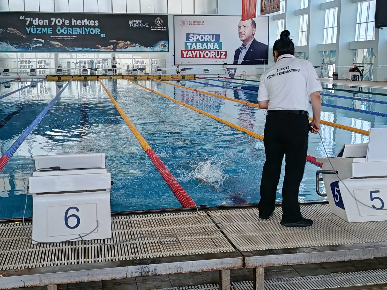 Yüzmede ‘baraj geçme’ mücadelesi
