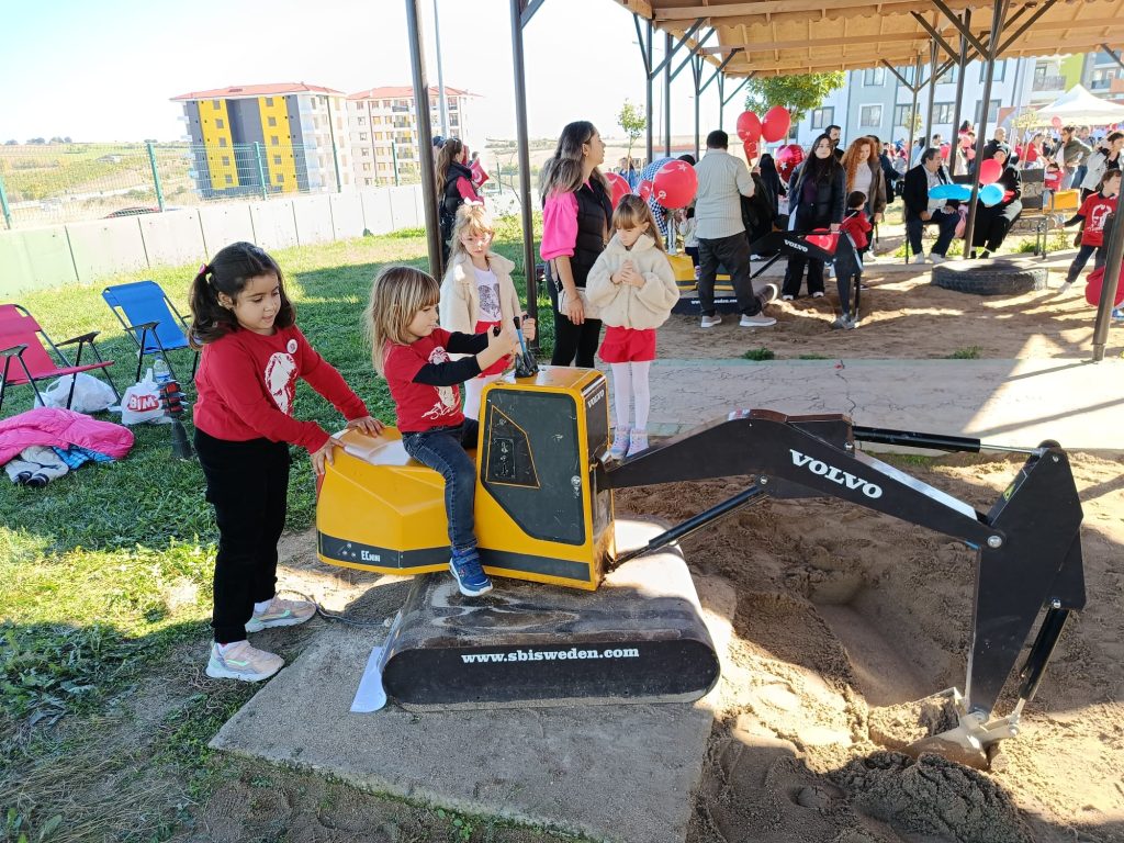 Belediyeden çocuklara renkli bayram etkinliği | Edirne Ahval Gazetesi WhatsApp Image 2025 10 29 at 15.05.55 | Edirne Ahval Gazetesi