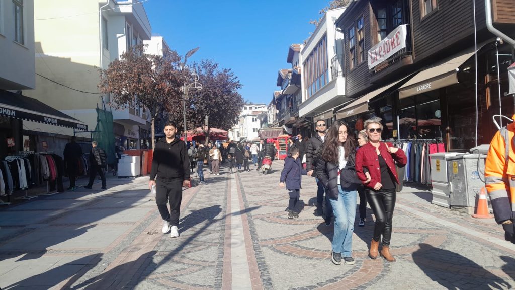 Ulus Pazar'na yoğun ilgi! | Edirne Ahval Gazetesi WhatsApp Image 2025 11 14 at 14.38.56 | Edirne Ahval Gazetesi