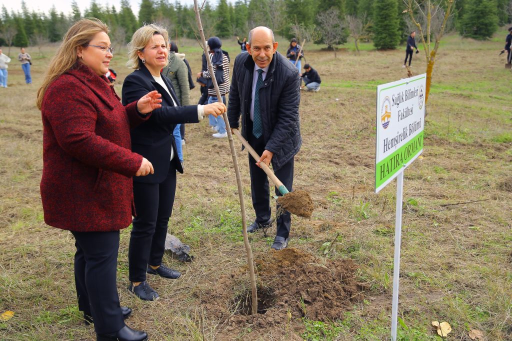 Hemşire adaylarından doğaya 200 fidan | Edirne Ahval Gazetesi WhatsApp Image 2025 11 18 at 13.50.02 1 | Edirne Ahval Gazetesi