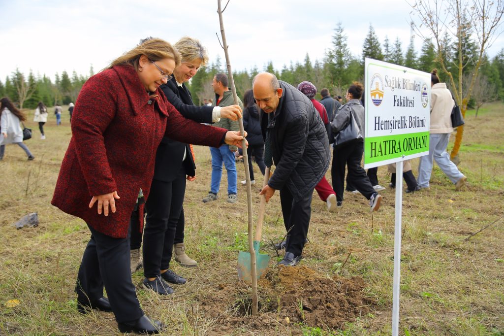 Hemşire adaylarından doğaya 200 fidan | Edirne Ahval Gazetesi WhatsApp Image 2025 11 18 at 13.50.03 | Edirne Ahval Gazetesi