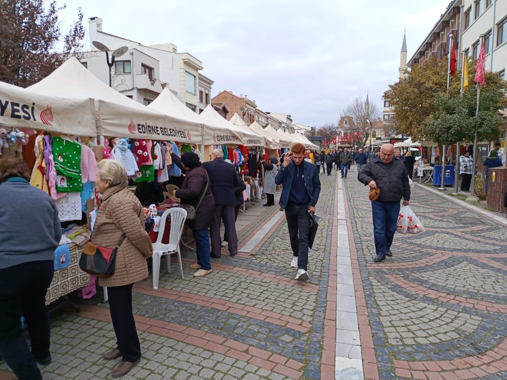 Kadınların el emeği ürünleri yeni yıla özel Saraçlar'da | Edirne Ahval Gazetesi WhatsApp Image 2025 12 22 at 15.42.19 | Edirne Ahval Gazetesi
