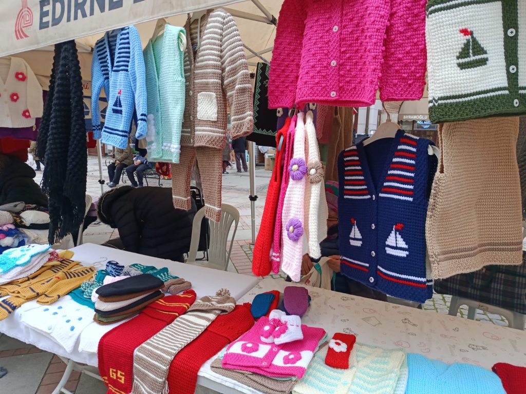 Kadınların el emeği ürünleri yeni yıla özel Saraçlar'da | Edirne Ahval Gazetesi WhatsApp Image 2025 12 22 at 15.42.20 1 | Edirne Ahval Gazetesi