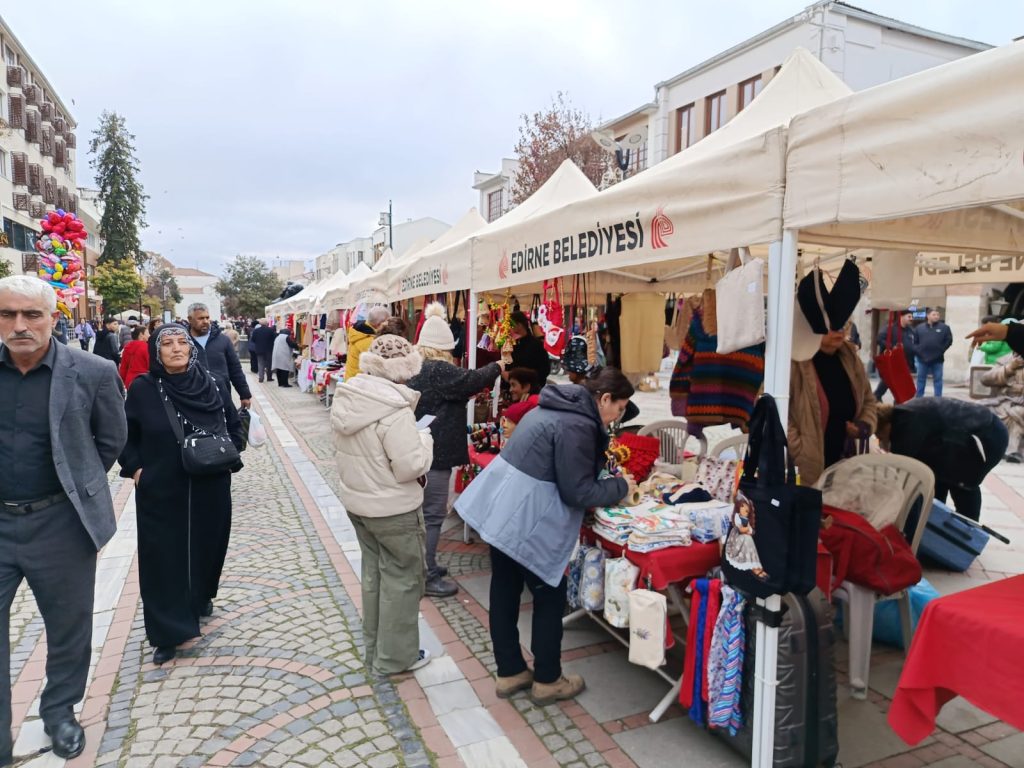 Kadınların el emeği ürünleri yeni yıla özel Saraçlar'da | Edirne Ahval Gazetesi WhatsApp Image 2025 12 22 at 15.42.20 2 | Edirne Ahval Gazetesi