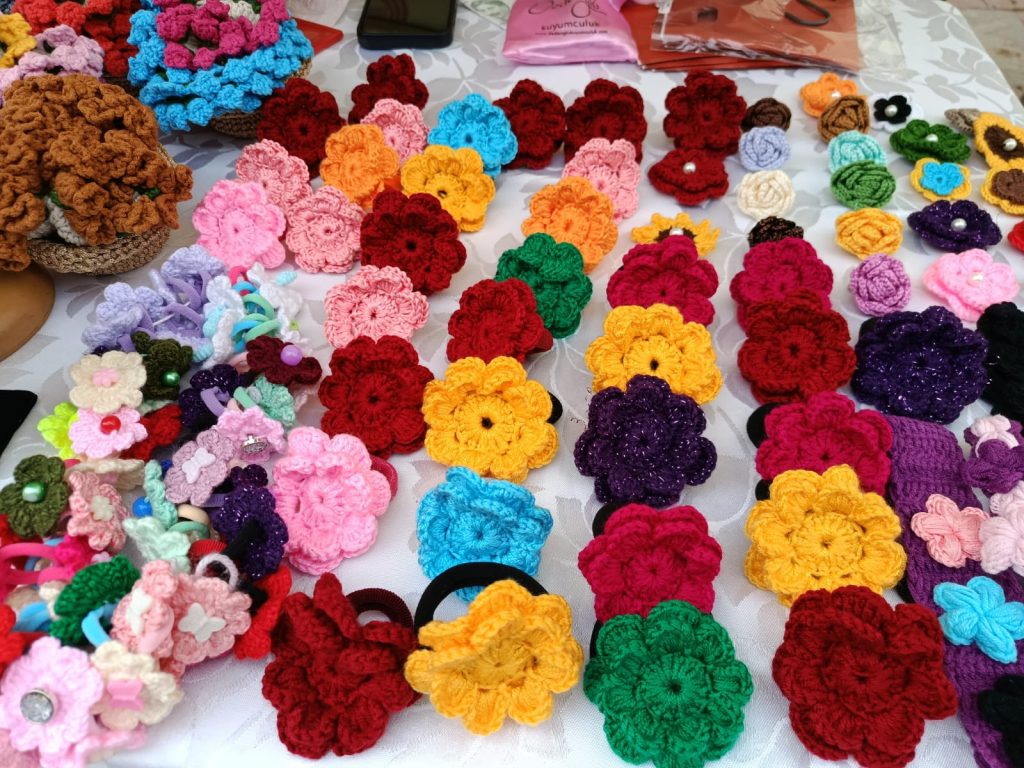 Kadınların el emeği ürünleri yeni yıla özel Saraçlar'da | Edirne Ahval Gazetesi WhatsApp Image 2025 12 22 at 15.42.21 1 | Edirne Ahval Gazetesi