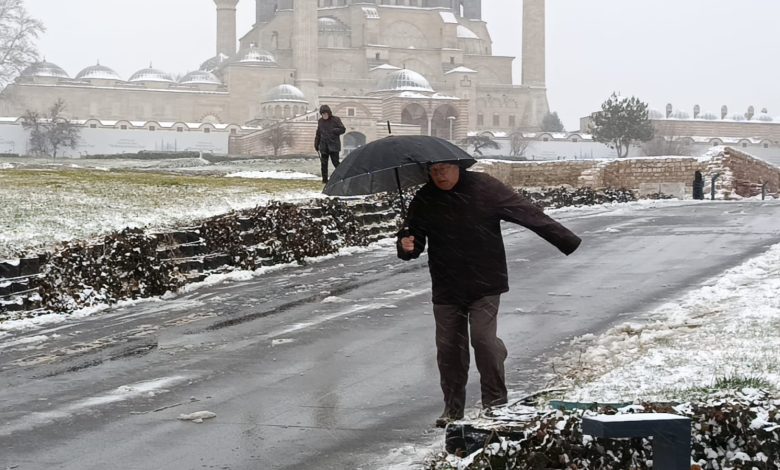 Yürümekte güçlük çektiler | Edirne Ahval Gazetesi WhatsApp Image 2026 02 02 at 09.47.32 | Edirne Ahval Gazetesi