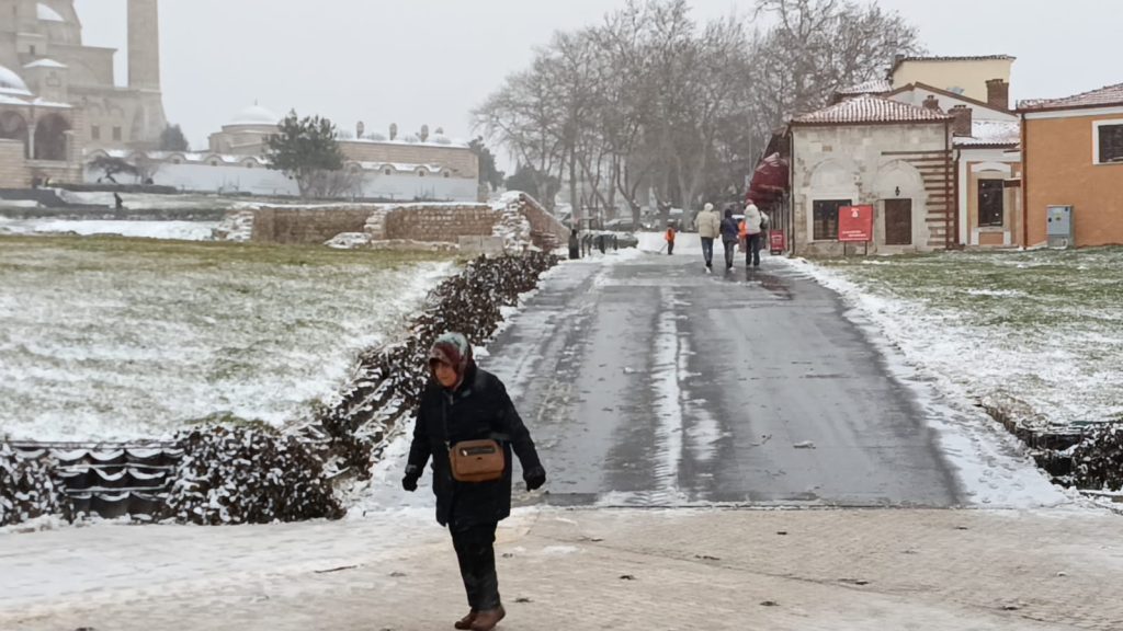 Yürümekte güçlük çektiler | Edirne Ahval Gazetesi WhatsApp Image 2026 02 02 at 09.47.34 | Edirne Ahval Gazetesi