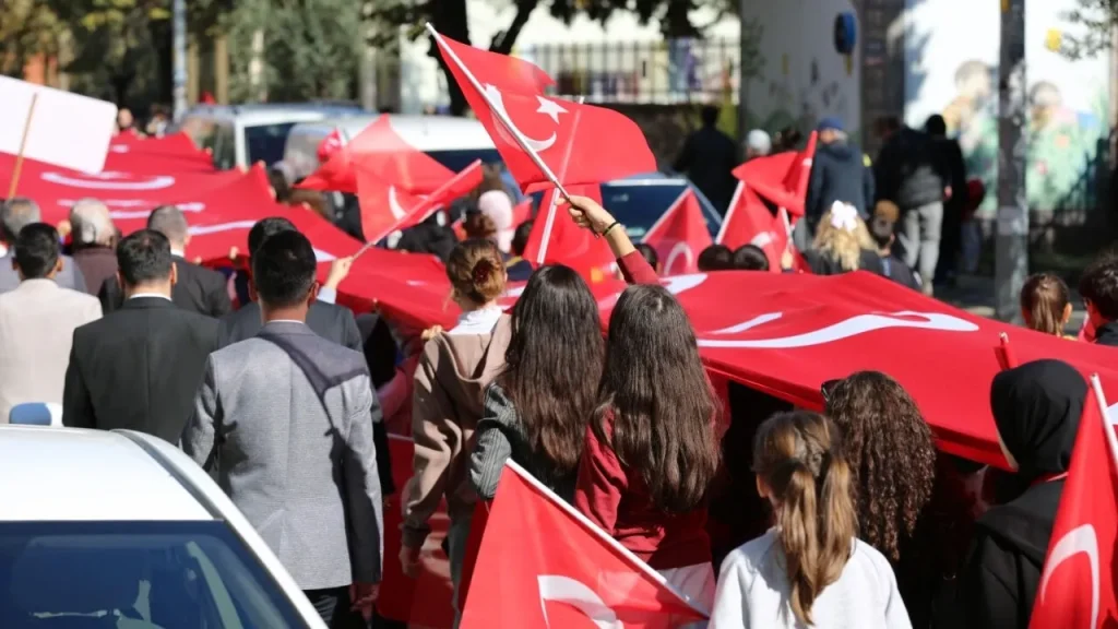 Okullarda ikinci dönem başladı: Ders zili çaldı | Edirne Ahval Gazetesi okullarda ikinci donem bayrak sevgisi ile basliyor | Edirne Ahval Gazetesi
